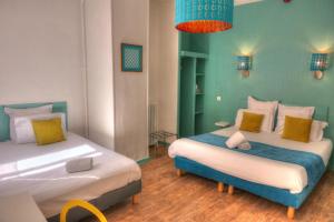 Letto o letti in una camera di Hôtel Les Corps Saints