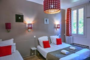 Letto o letti in una camera di Hôtel Les Corps Saints