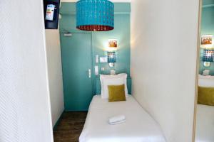 Letto o letti in una camera di Hôtel Les Corps Saints