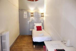 Letto o letti in una camera di Hôtel Les Corps Saints
