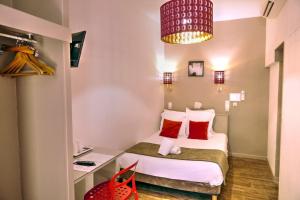 Letto o letti in una camera di Hôtel Les Corps Saints