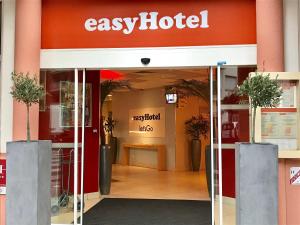 een winkel met een bord op de deur bij easyHotel Nice Palais des Congrès – Old Town in Nice