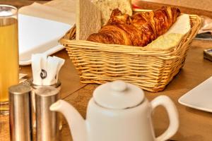 Colazione disponibile per gli ospiti di Hôtel Les Corps Saints