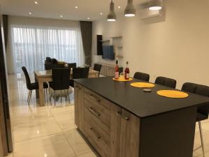 Телевизор и/или развлекательный центр в Penthouse in Marsaxlokk with panoramic views: 3 bedrooms, 2 baths