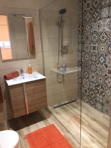 Ванная комната в Penthouse in Marsaxlokk with panoramic views: 3 bedrooms, 2 baths