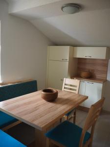 una cocina con una mesa de madera con un tazón. en Haus Gabriel, en Fliess