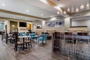 Un restaurant sau alt loc unde se poate mânca la Sleep Inn & Suites near Westchase