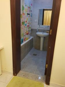 A bathroom at Joy Guesthouse Abu Dhabi