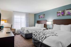 Llit o llits en una habitació de Sleep Inn & Suites near Westchase