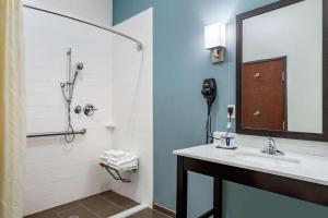 Ένα μπάνιο στο Sleep Inn & Suites near Westchase +21 φωτογραφίες