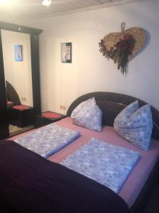 Rúm í herbergi á Pension Maier