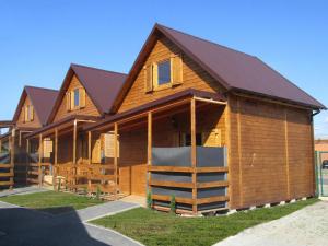 duży drewniany dom z dachem gambrel w obiekcie Bungalow in Miedzyzdroje near the Beach w mieście Międzyzdroje