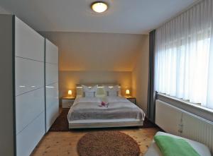 מיטה או מיטות בחדר ב-Ferienwohnung Lange mit Balkon ab 7 Jahren