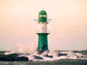 ロストックにあるFerienwohnung Strandmeerの海の緑白灯台