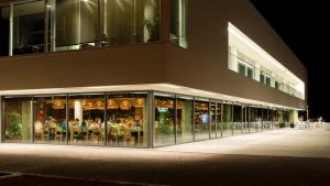 En restaurant eller et andet spisested på Margarida House - Stone Apartment