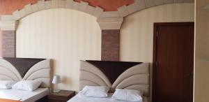 Postel nebo postele na pokoji v ubytování Baku Sea View Hotel