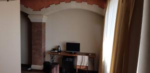 TV a/nebo společenská místnost v ubytování Baku Sea View Hotel