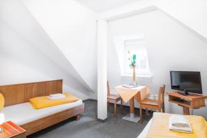 Un pat sau paturi într-o cameră la Brauhaus Gummersbach GmbH