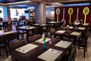 a restaurant with tables and chairs in a room at Transamerica Lagoa Santa in Lagoa Santa