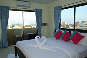 a bedroom with a bed with two white swans on it at Baan Taweesuk Guest House in Hua Hin +29 photos
