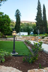un poste de lampe dans l'herbe dans un parc dans l'établissement חלון לגלבוע צימר בוטיק בעמק המעיינות, à Bet Alfa