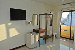 TV a/nebo společenská místnost v ubytování Baan Taweesuk Guest House