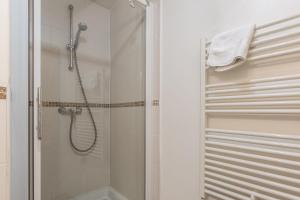 een badkamer met een douche en een glazen deur bij Apartment Marcel in Chamonix-Mont-Blanc
