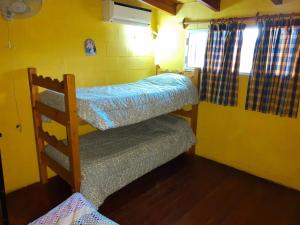 a small room with two bunk beds in it at Los Carolinos Departamentos in Villa Carlos Paz