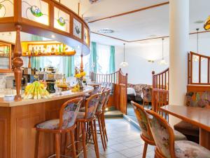restauracja z barem z krzesłami i stołami w obiekcie Am Rossplan w mieście Altenburg