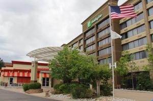 una vista exterior de un hotel con bandera americana en Holiday Inn Denver Lakewood by IHG, en Lakewood