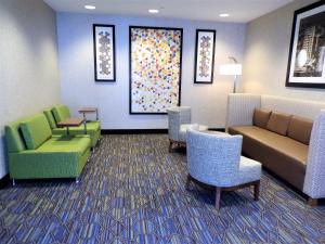 Et sittehjørne på Holiday Inn Express Hotel & Suites Largo-Clearwater, an IHG Hotel