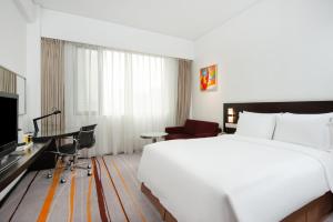 מיטה או מיטות בחדר ב-Holiday Inn Express Gulou Chengdu, an IHG Hotel