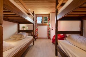 Chalet Dava La Via ski in - ski out - Happy Rentals tesisinde bir ranza yatağı veya ranza yatakları