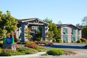 een groot gebouw met een bord ervoor bij Holiday Inn Express & Suites Carpinteria, an IHG Hotel in Carpinteria