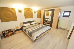 Ένα ή περισσότερα κρεβάτια σε δωμάτιο στο Apartments Jernej with Onsite Wellness