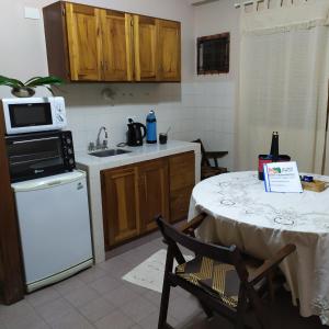 a kitchen with a table and a microwave at Departamento centrico en Posadas, garage opcional D1 in Posadas