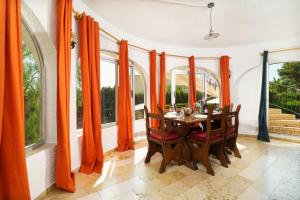ハベアにあるEscabussoのダイニングルーム(オレンジ色のカーテン、木製テーブル付)