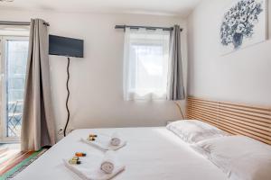 sypialnia z łóżkiem z ręcznikami w obiekcie Lyon Confluence - Superbe pied à terre avec parking privé en option w mieście Lyon