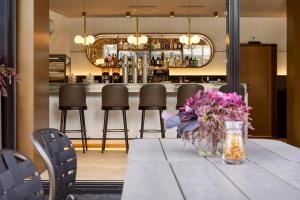 einen Tisch mit einer Blumenvase drauf in der Unterkunft Hotel Walhalla in St. Gallen