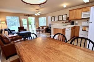 eine Küche und ein Wohnzimmer mit Tisch und Stühlen in der Unterkunft Good Night Sleep Tight in New Braunfels