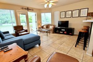 ein Wohnzimmer mit Sofa und Fernseher in der Unterkunft Good Night Sleep Tight in New Braunfels