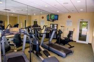 Fitness centrum a/nebo fitness zařízení v ubytování Holiday Inn Express & Suites Cocoa by IHG