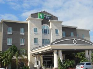 un hotel con un cartel en la parte delantera en Holiday Inn Express & Suites Corpus Christi - North, an IHG Hotel, en Corpus Christi