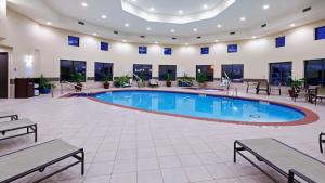 a pool in a hotel lobby with tables and benches at Holiday Inn Express Hotel and Suites Duncan, an IHG Hotel in Duncan