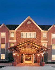 un gran edificio de ladrillo con un arco en Staybridge Suites - Denton, an IHG Hotel, en Denton