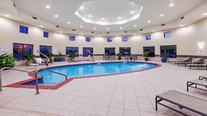 Bazén v ubytování Holiday Inn Express Hotel and Suites Duncan by IHG nebo v jeho okolí