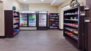 Supermarket nebo jiné obchody v  hotelu nebo okolí