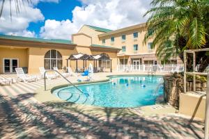 Bazén v ubytování Holiday Inn Express & Suites Cocoa by IHG nebo v jeho okolí