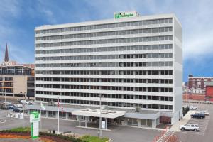 Un gran edificio blanco con un cartel verde en la parte superior. en Holiday Inn Columbus Dwtn-Capitol Square by IHG, en Columbus