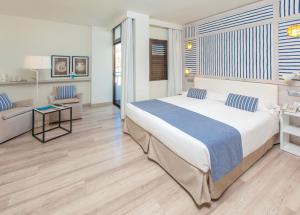 Posteľ alebo postele v izbe v ubytovaní Corallium Beach by Lopesan Hotels - Adults Only + 37 fotografií